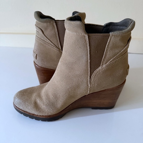 Sorel After Hours Chelsea Wedge Ankle Boots Tan Beige Suede Sz 7 - Picture 5 of 11